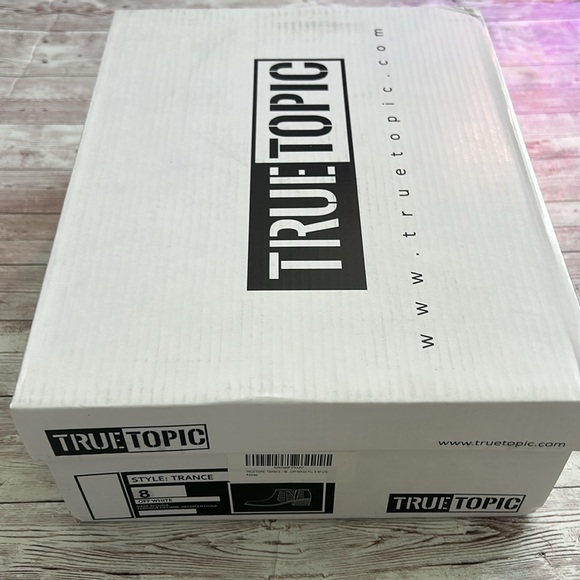 True Topic Women's White Mug Round Toe Faux Leather Stacked Western Ankle Bootie - Picture 8 of 9